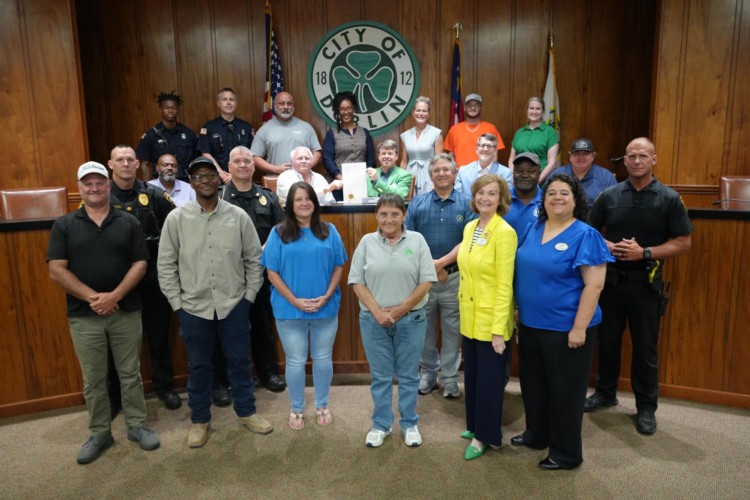 Group photo of mayor will community members that are involved in activities within the week.